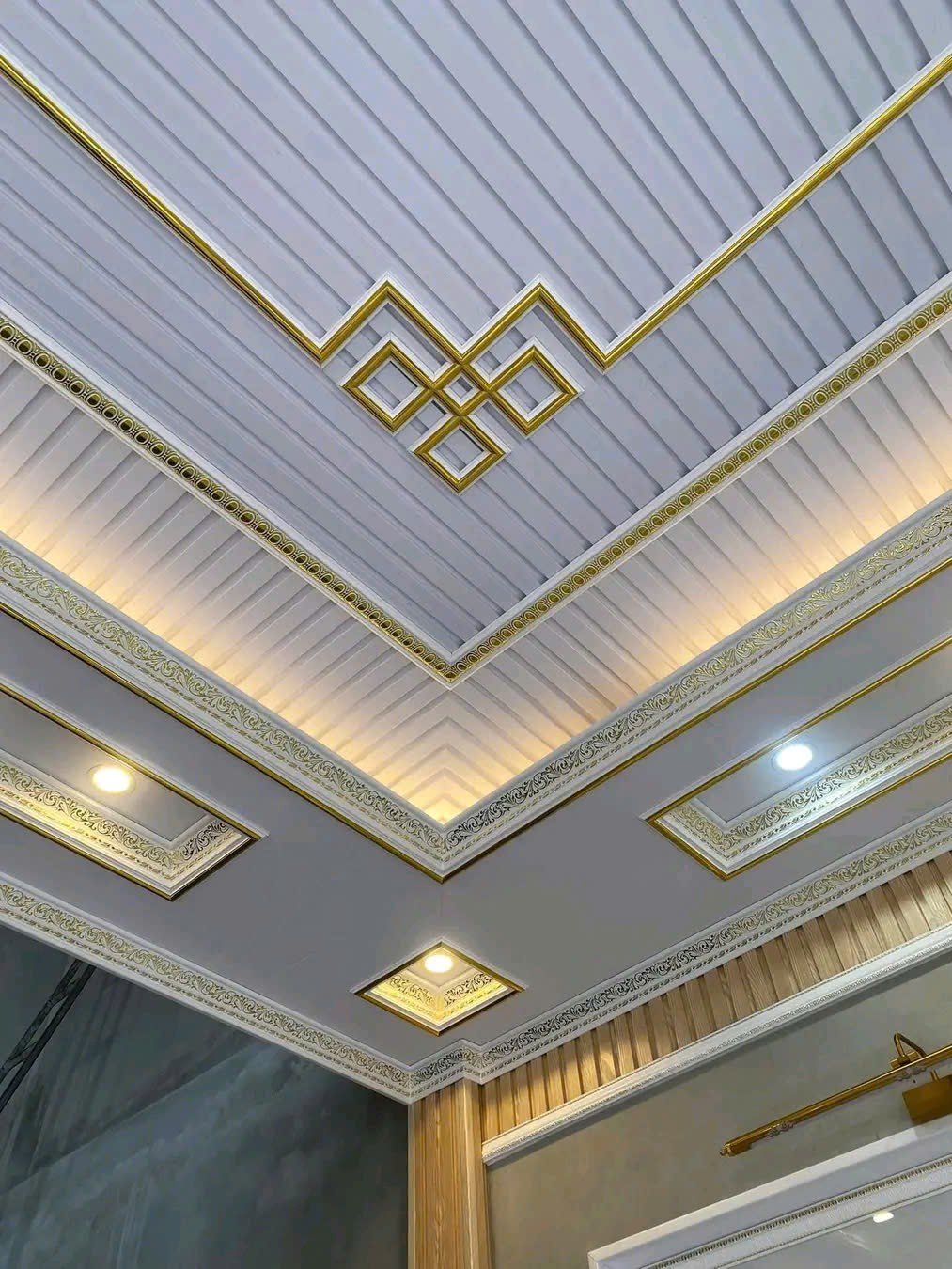 Thi công trần nhựa phòng khách - MA04